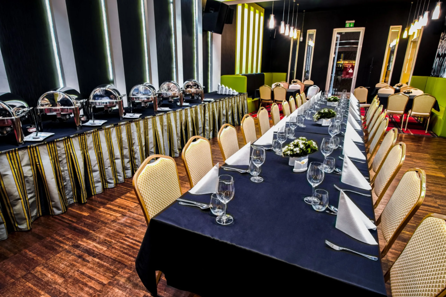 Original URL: https://www.hotellamberton.pl/wp-content/uploads/2022/01/sala-klubowa-konferencje-3.png