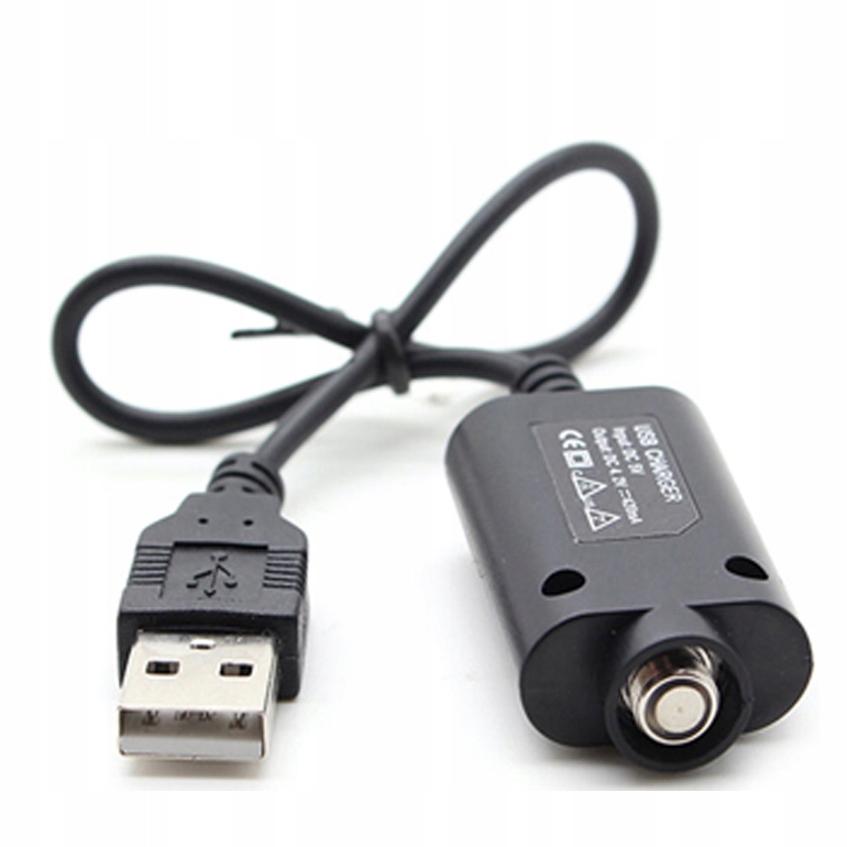Osoba trzymająca e-papierosa i dokładnie przyglądająca się portowi ładowania, aby zidentyfikować typ USB (C lub Micro), w tle inne kable USB.