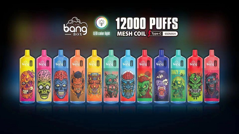 Ujęcie z bliska dwóch jednorazowych e-papierosów: Bang King 12000 i Bang Box 18000, leżących obok siebie, gotowych do porównania.