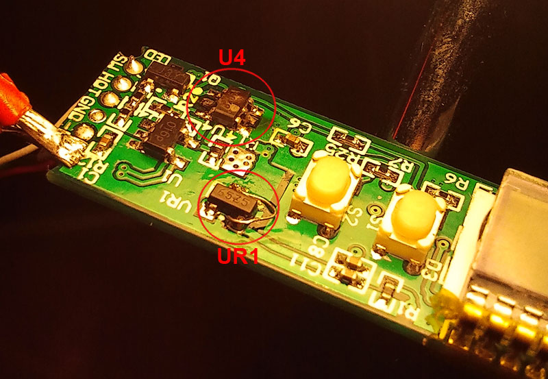 Ilustracja przedstawiająca uszkodzoną baterię e-papierosa.