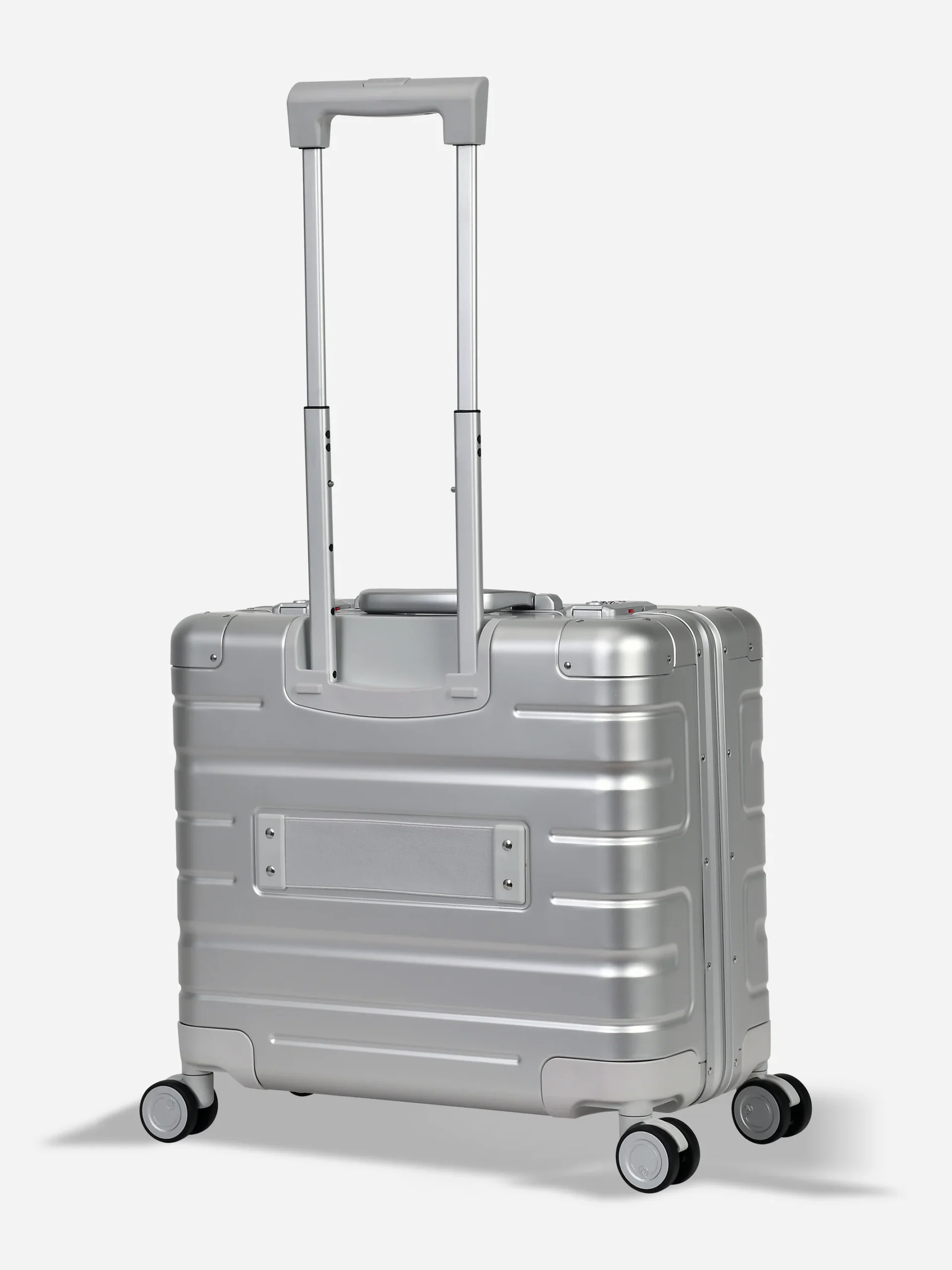 Osoba zaniepokojona patrzy na e-papierosy i liquidy podczas pakowania walizki przed podróżą, wyrażając dylemat związany z przewozem.