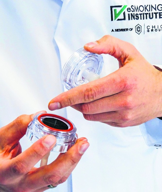 Mikroskopowe zdjęcie filtra papierosa light z widocznymi otworami wentylacyjnymi.