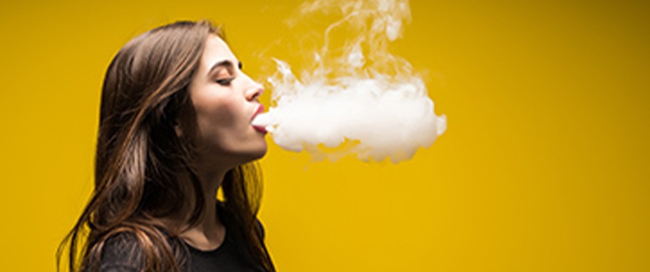 Osoba cierpiąca na ból głowy po użyciu e-papierosa.