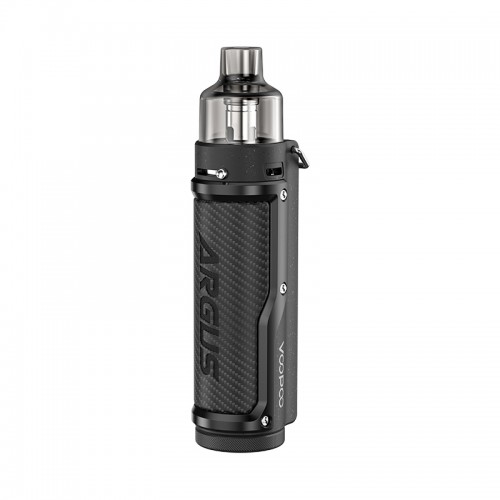 Voopoo Argus Pro w dłoni osoby podczas aktywności na świeżym powietrzu (np. wędrówki, plac budowy), podkreślający jego