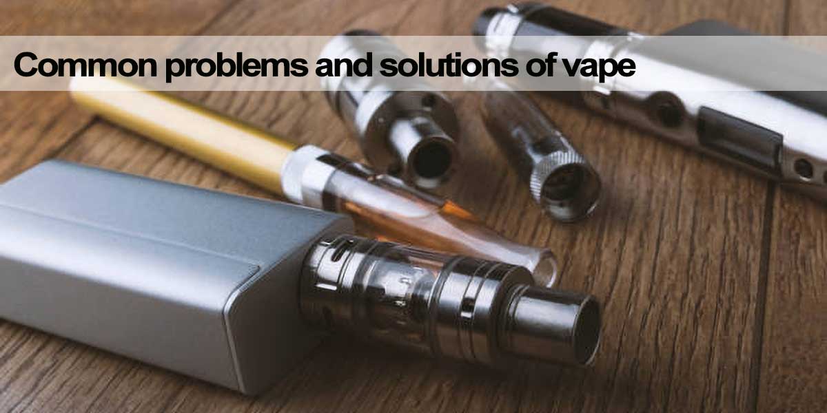 Ręce trzymające smartfon, na ekranie aplikacja map z wpisanym hasłem Vape shop w polu wyszukiwania.