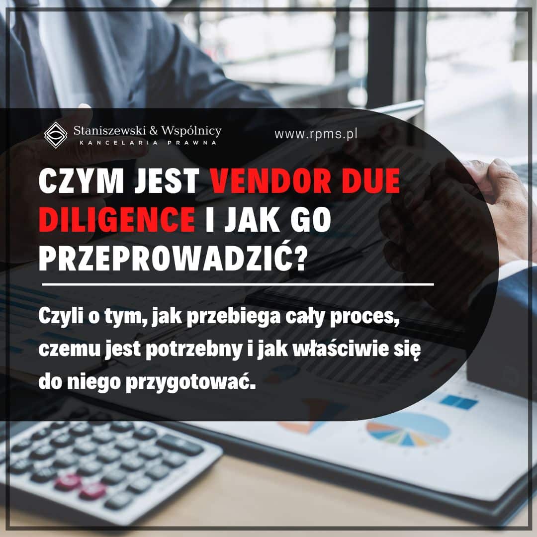 Znak zapytania nad notatnikiem z listą pytań, symbolizujący proces zadawania kluczowych pytań potencjalnemu dostawcy.
