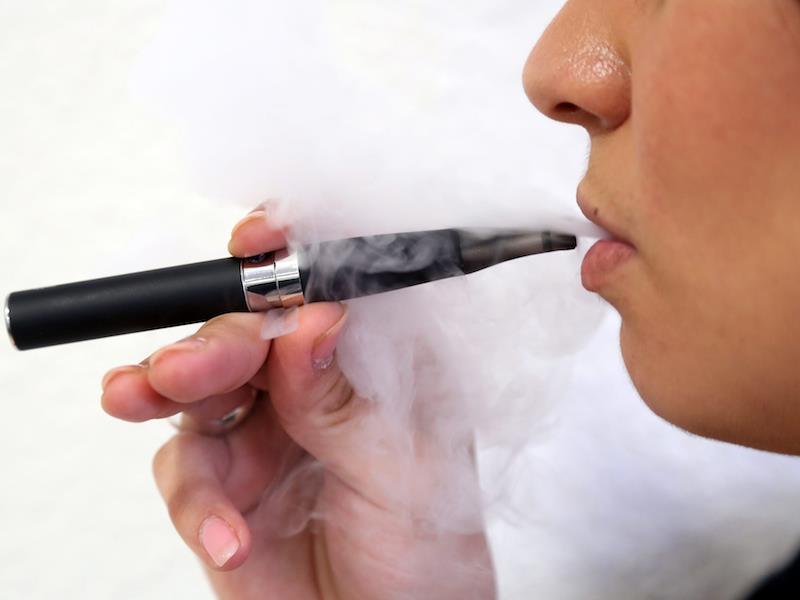 Mapa Unii Europejskiej z wyraźnym znakiem zapytania lub przekreślonym symbolem e-papierosa, symbolizująca brak jednolitego rynku dla vape.