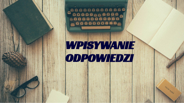 Ręce trzymające smartfon, na ekranie aplikacja map z wpisanym hasłem