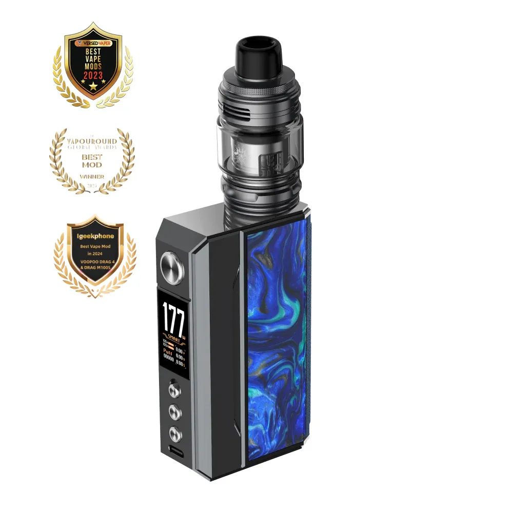Osoba korzystająca z Voopoo Drag 4, wydychająca imponujące chmury pary, demonstrująca pozytywne wrażenia z użytkowania urządzenia.