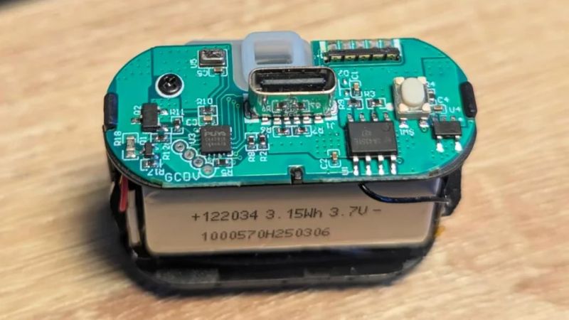 Ilustracja lub zdjęcie wczesnego e-papierosa z trzema wyraźnie oddzielonymi częściami: bateria, atomizer, kartridż.