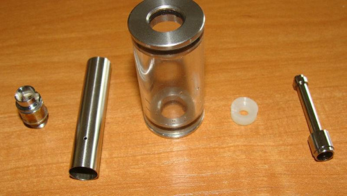 Przekrojowy widok kartomizera, ukazujący wewnętrzną grzałkę owiniętą watoliną (poly-fill).