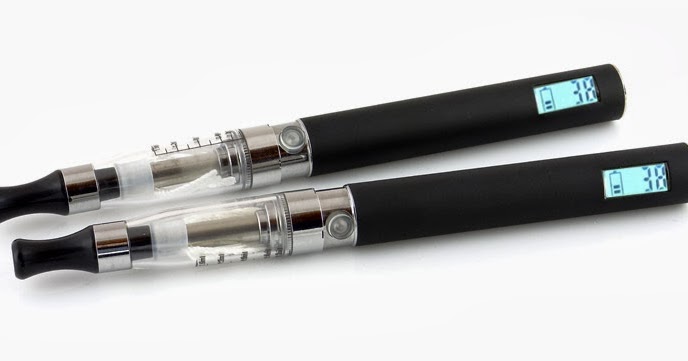 Zdjęcie e-papierosa z certyfikatem jakości lub w bezpiecznym opakowaniu.