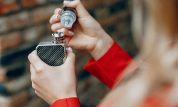 Ilustracja kalkulatora z obliczeniami związanymi z porównaniem e-papierosów i papierosów.