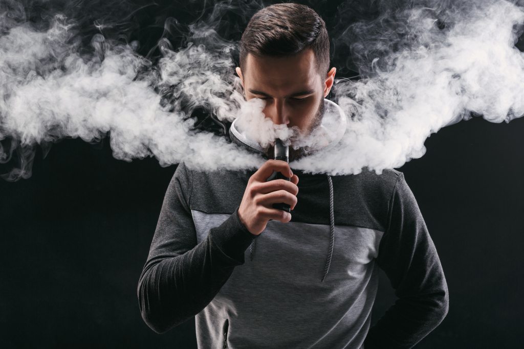 Zdjęcie uśmiechniętej osoby wapowania w odpowiednim miejscu.