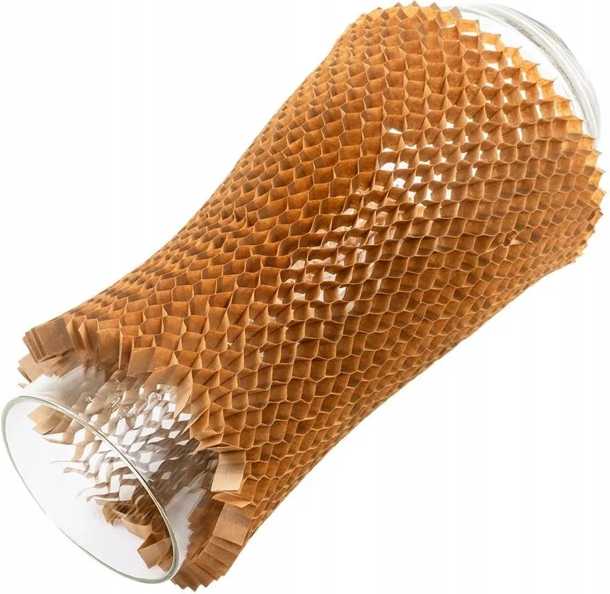 Ręka w gumowej rękawiczce chwytająca zakrętkę butelki.