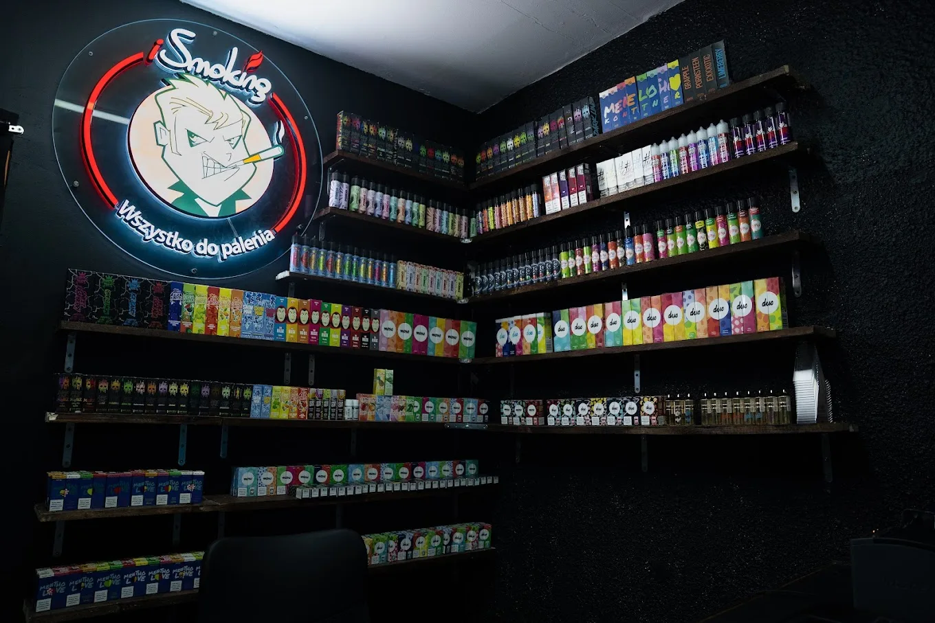 Logo StrefaJednorazowek.pl z różnymi modelami e-papierosów jednorazowych.