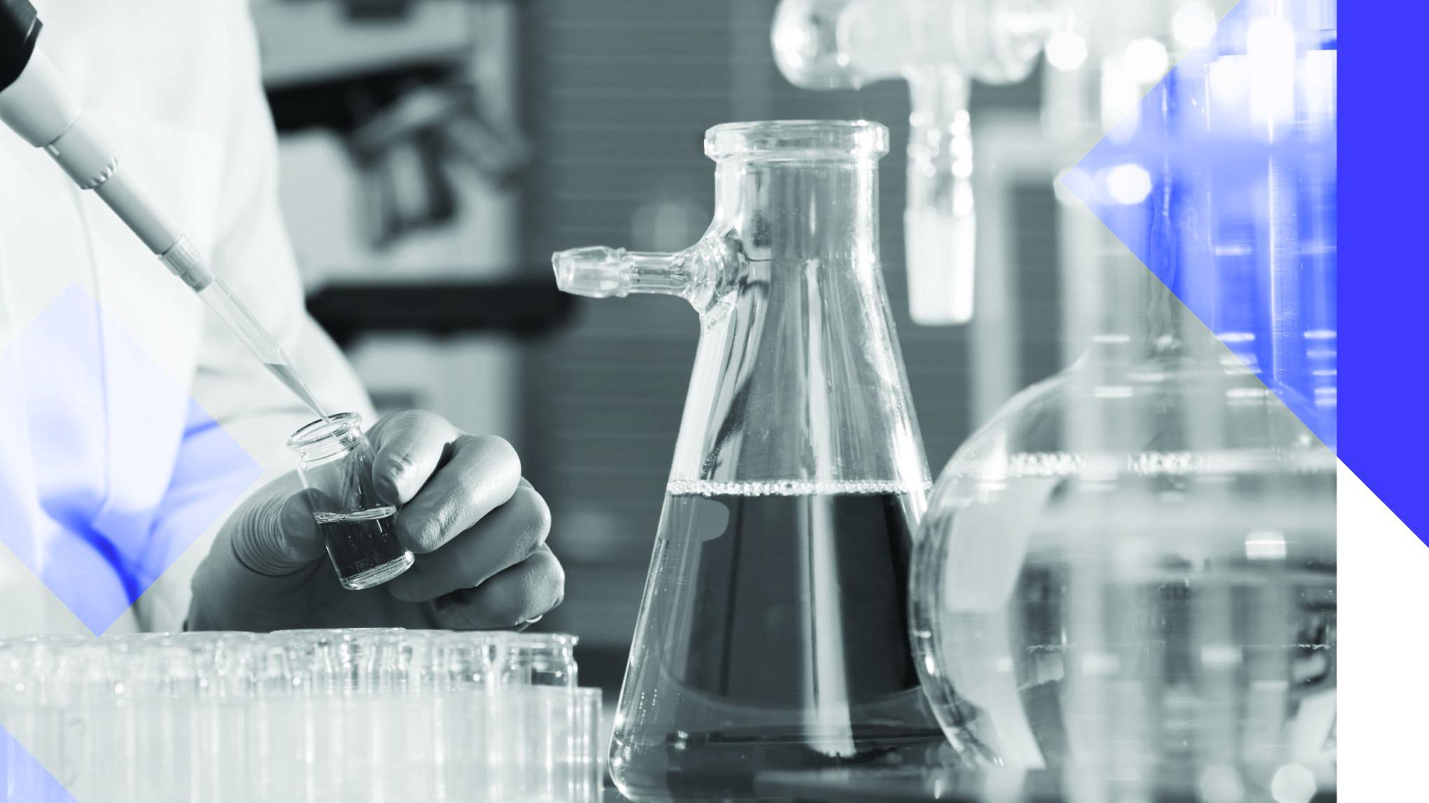 Sprzęt laboratoryjny z e-papierosem Friv 12000 w tle, symbolizujący proces testowania i analizy.