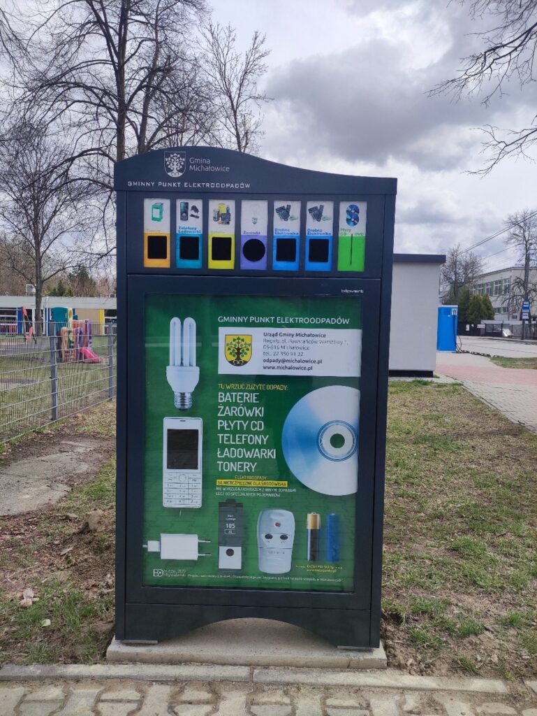 Infografika lub stylizowana tabela wizualnie porównująca kluczowe cechy Fumot Tornado i Fumot Digital Box, takie jak kształt, technologia, styl i kontrola zużycia.