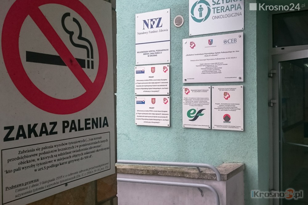 Zdjęcie znaku zakazu wapowania przed wejściem do szpitala.