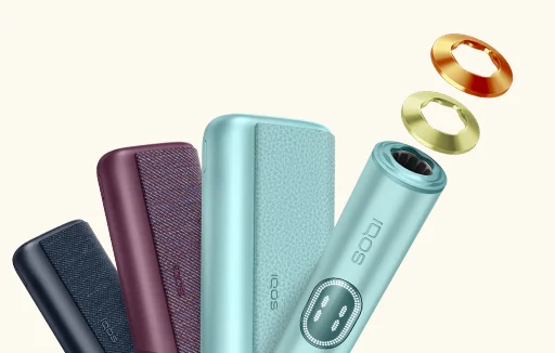 Przekrój urządzenia IQOS 3 DUO z widocznym ceramicznym ostrzem, które podgrzewa wkład HEETS od wewnątrz.