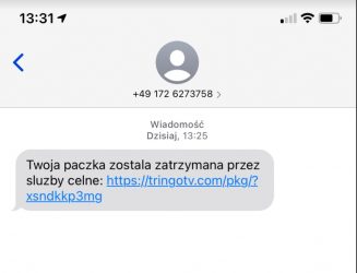 Zniszczone buteleczki e-liquidów leżące w otwartej, skonfiskowanej paczce, symbolizujące utratę towaru.