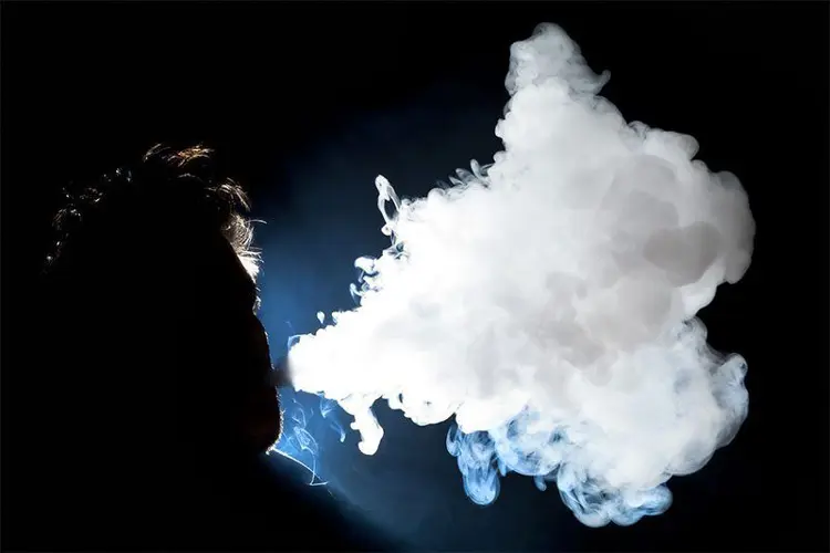 Duże chmury pary wydobywające się z urządzenia vapingowego sub-ohm.