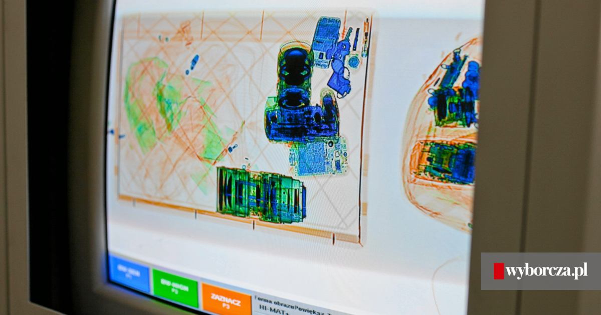 Osoba przechodząca przez kontrolę bezpieczeństwa na lotnisku, z e-papierosem widocznym w prześwietlanym bagażu.