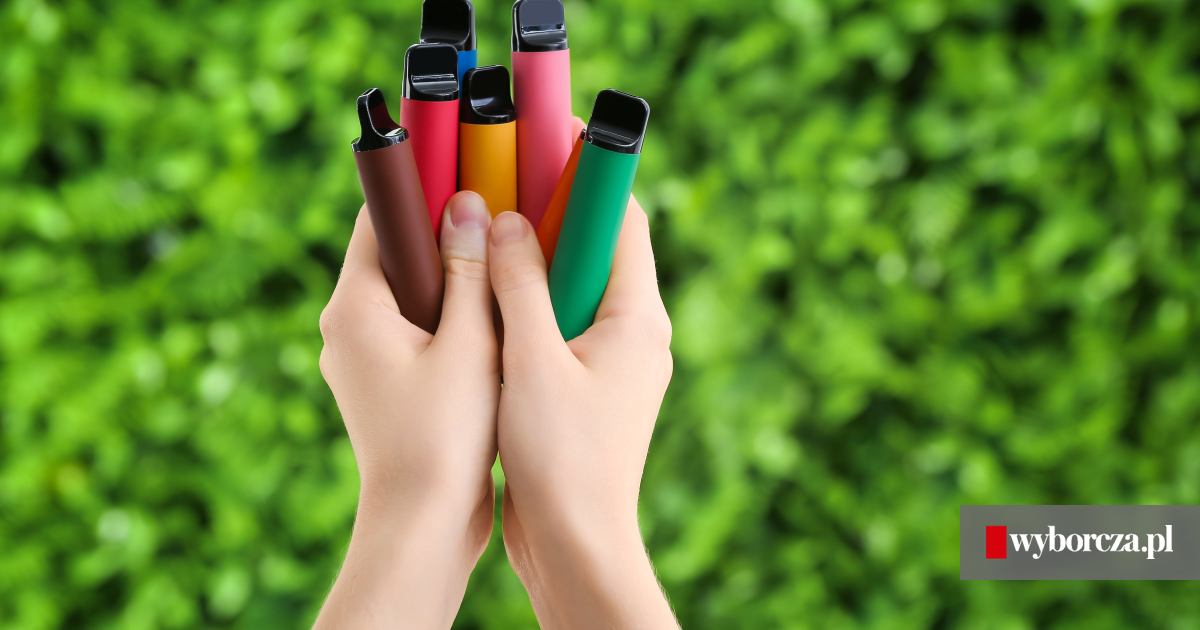 Porównanie chmury pary z e-papierosów z nikotyną i bez.