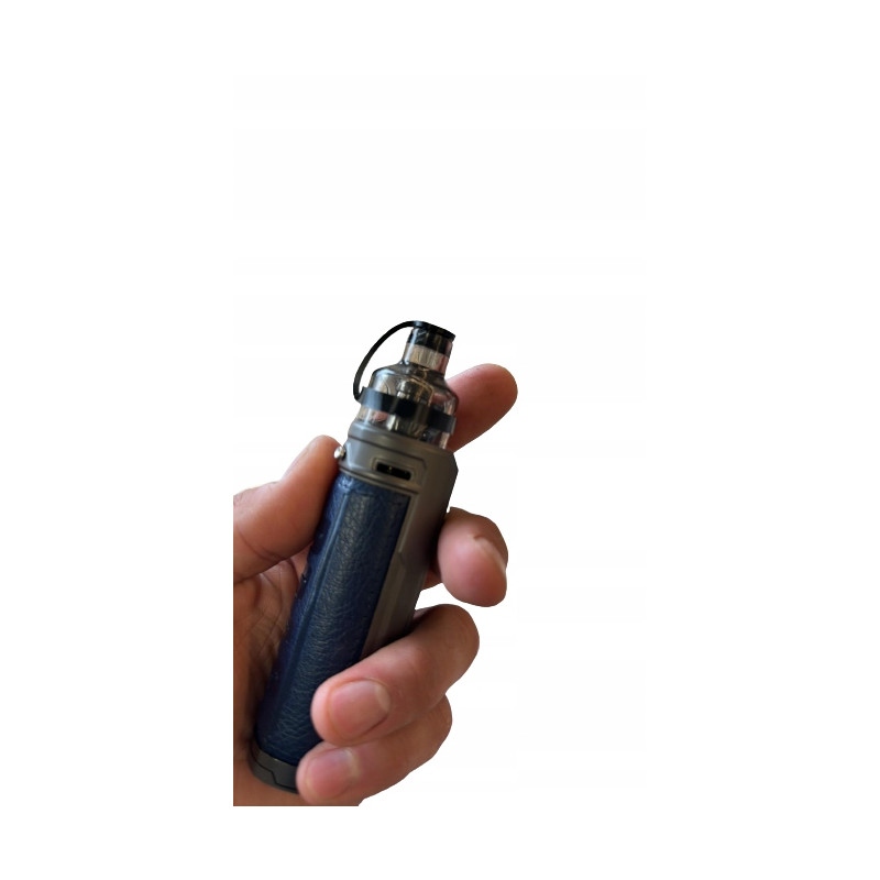 Zdjęcie jednorazowej e-papierosówki z widocznymi zabezpieczeniami fabrycznymi (zatyczka w ustniku, naklejka na spodzie)