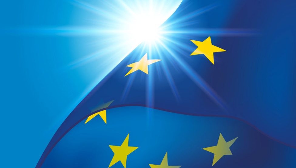 Jednorazowy e-papieros z etykietą pokazującą limity pojemności (2ml) i stężenia nikotyny (20mg/ml) zgodnie z dyrektywą TPD.