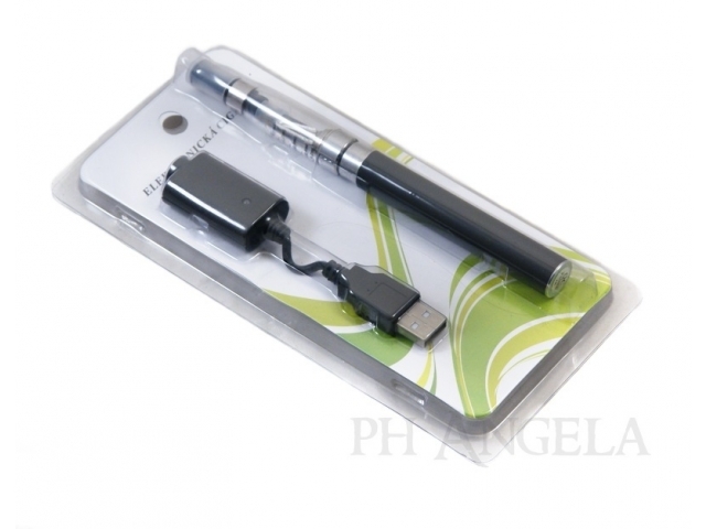 E-papieros Fizzy Twins 50k podłączony do ładowarki USB-C, symbolizujący jego wielokrotne ładowanie i długą żywotność liquidu.