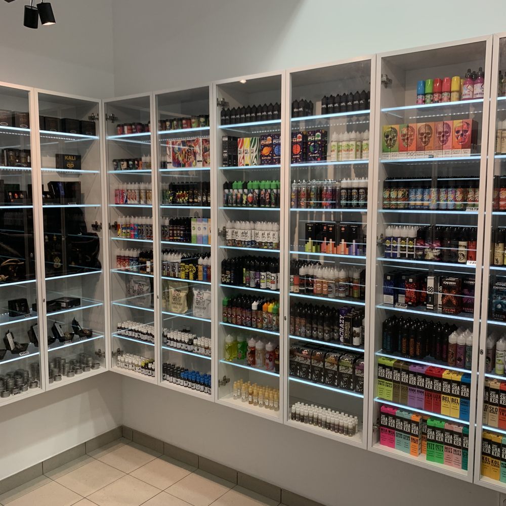 Ekran smartfona pokazujący mapę Google z wynikami wyszukiwania