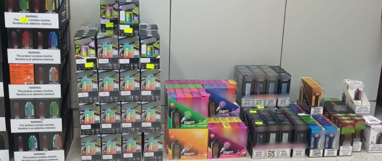 Zbiornik na liquid do e-papierosa lub opakowanie jednorazowego e-papierosa z wyraźnie widoczną polską banderolą akcyzową, symbolizującą legalność produktu.