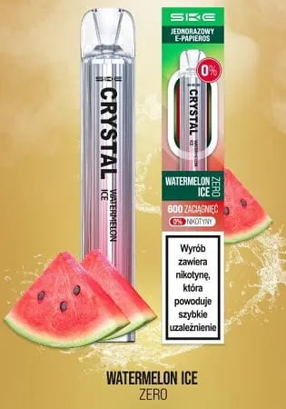 Jednorazówka Crystal w kolorze arbuza, leżąca obok kawałków świeżego arbuza i kostek lodu, z widocznym efektem orzeźwienia.