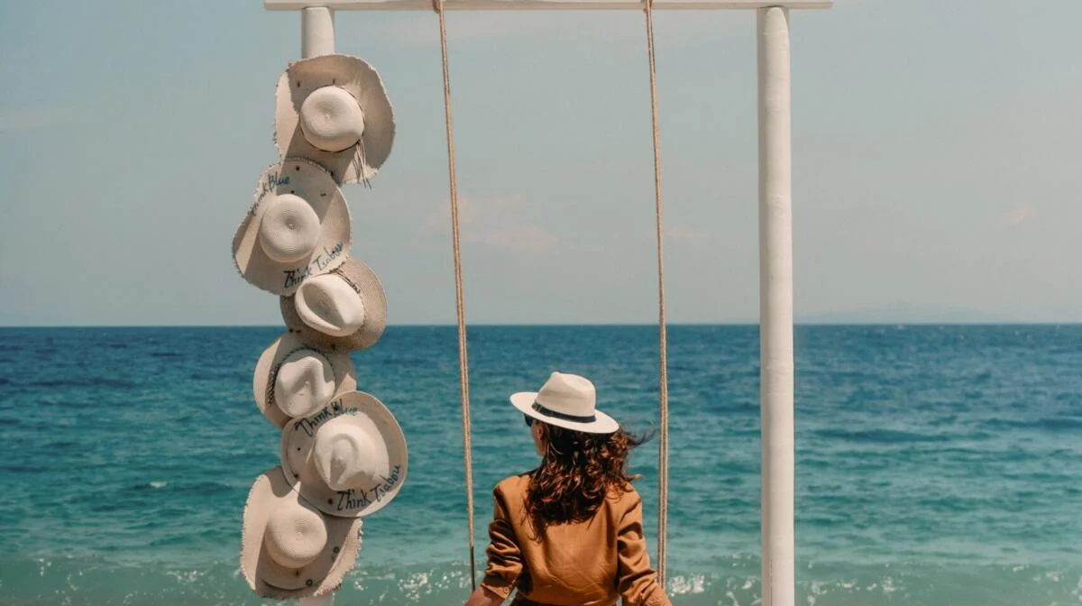 Po jednej stronie mała, zielona oaza na pustyni, po drugiej rozległy, błękitny ocean z żaglówką, symbolizujące różnicę w bogactwie i możliwościach smakowych.