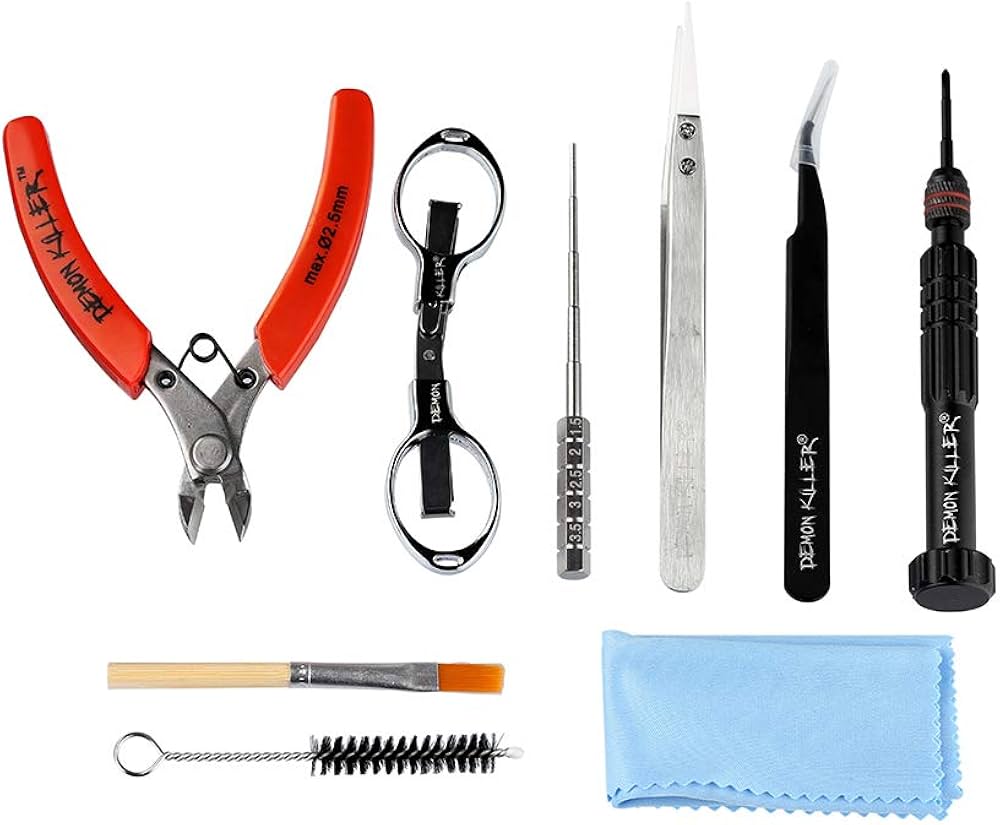 Zbliżenie na ręce osoby, która używa pęsety i nożyczek do budowania własnej grzałki do e-papierosa na stole pełnym narzędzi do DIY vapingu.