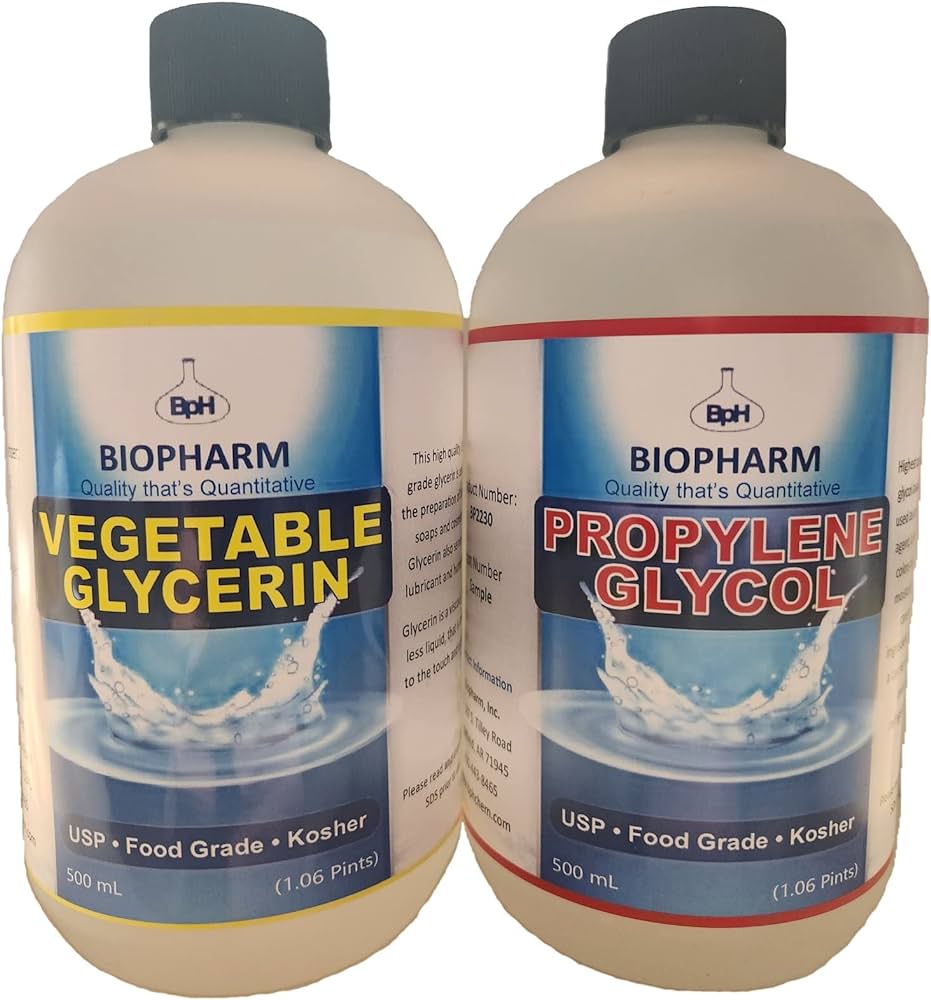 Dwie przezroczyste butelki z etykietami