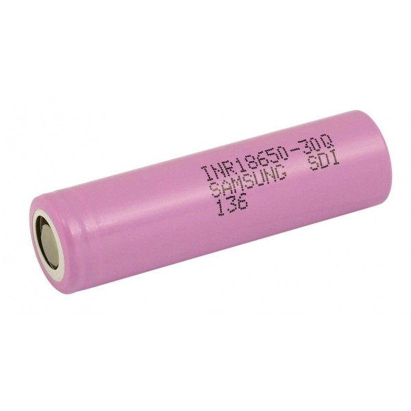 Zbliżenie na baterię litowo-jonową o pojemności 850 mAh, wyjętą z jednorazowego e-papierosa, podkreślającą jej rolę jako drogi komponent.