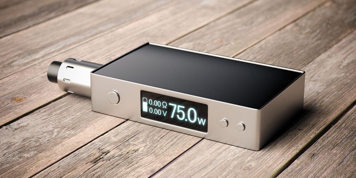 Waper używający dużego, zaawansowanego moda do e-papierosa, produkujący imponujące, gęste chmury pary, ilustrujący zastosowanie nikotyny freebase.