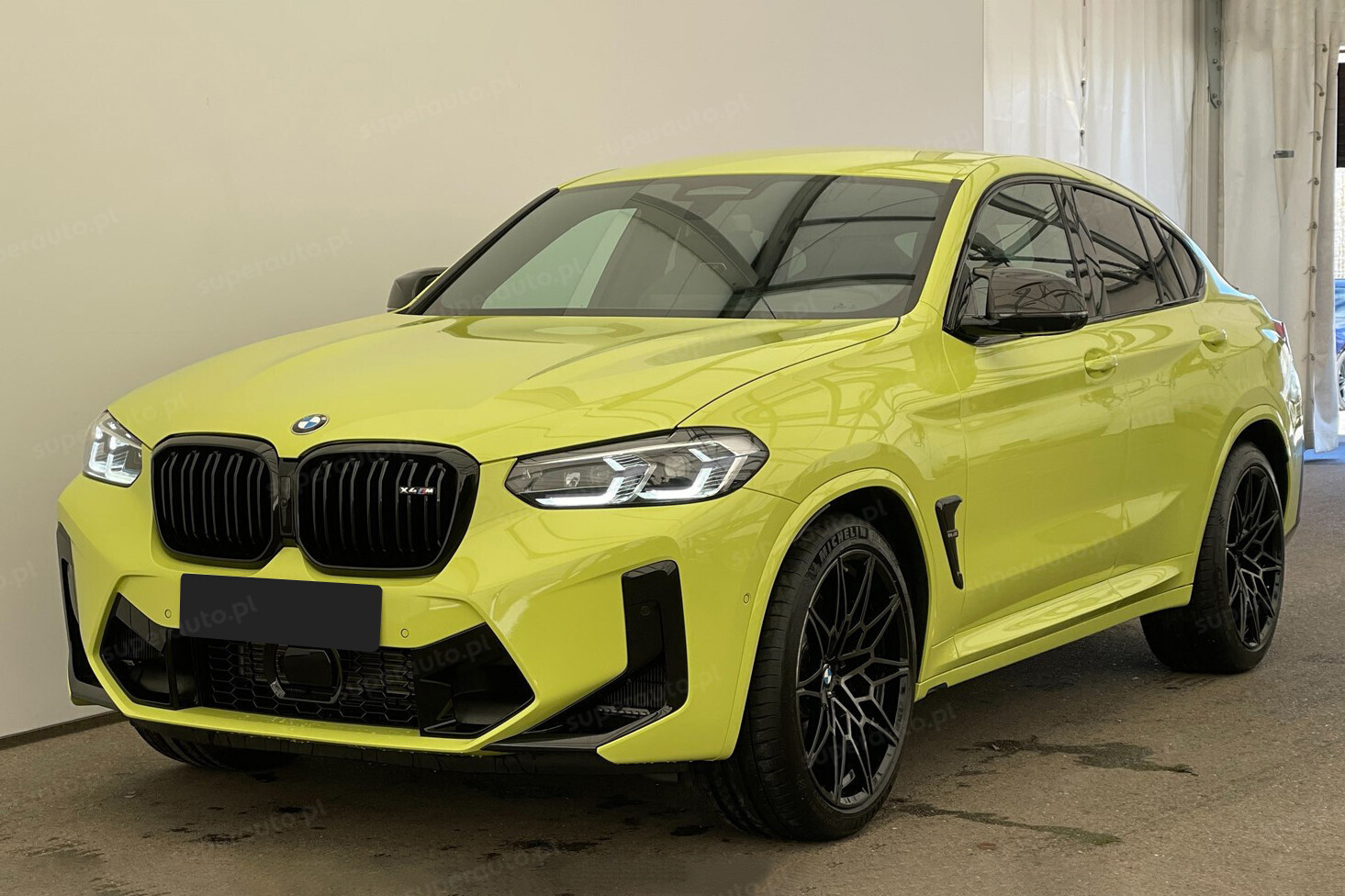 Zdjęcie sportowego samochodu coupe stojącego obok terenowego SUV-a, symbolizujące różnice w konstrukcji przy podobnej technologii.