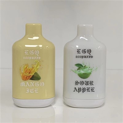 Elegancko ubrana osoba, być może z biżuterią, trzymająca jednorazówkę Crystal w sposób podkreślający ją jako modny dodatek, a nie tylko funkcjonalne urządzenie.