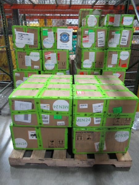 Obraz kontenera transportowego z logo vape, zatrzymanego na terminalu celnym, z inspekcją sprawdzającą dokumenty lub towar, symbolizujący problemy z importem niezgodnych produktów.