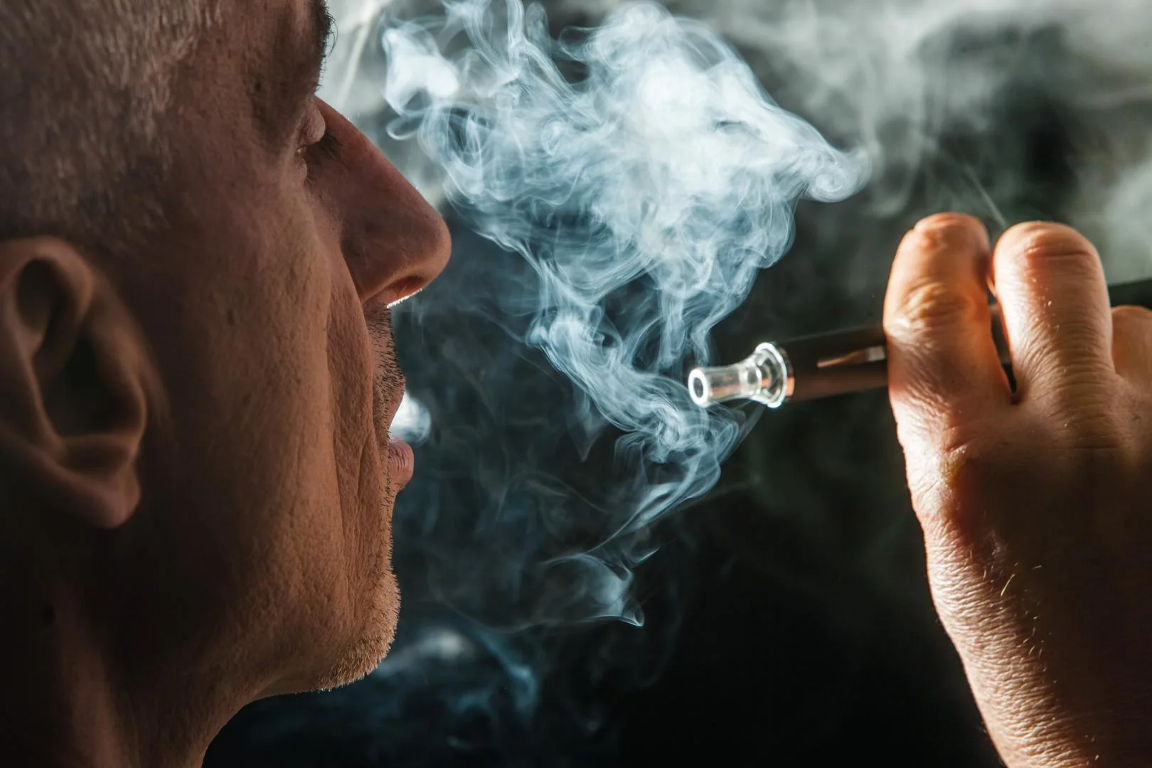 Graficzne przedstawienie cząsteczek aerozolu z e-papierosa osadzających się w strukturze płuc.