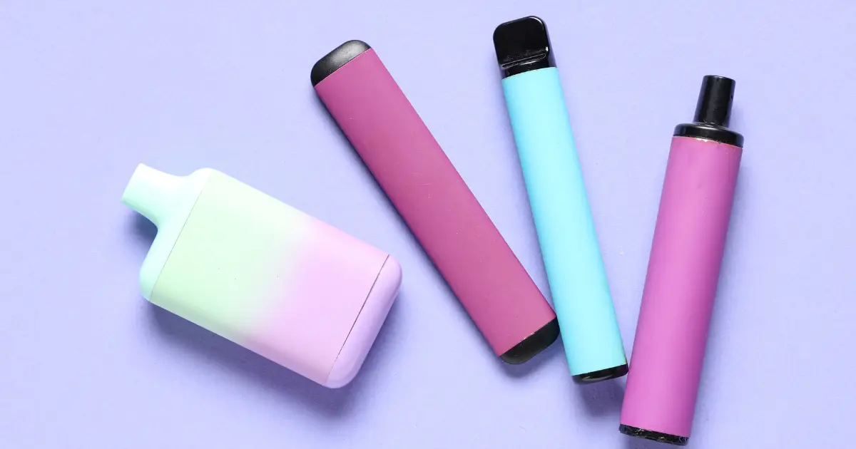 Symboliczny obraz przedstawiający ciemne, burzowe chmury nad rynkiem e-papierosów, ilustrujący niepewne i mroczne prognozy na przyszłość.