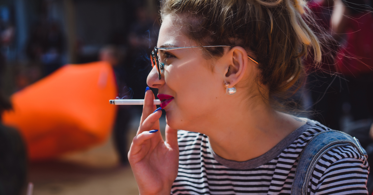 Lekarz rozmawiający z pacjentem w gabinecie, doradzający w kwestii rzucania nałogu lub wyboru terapii.