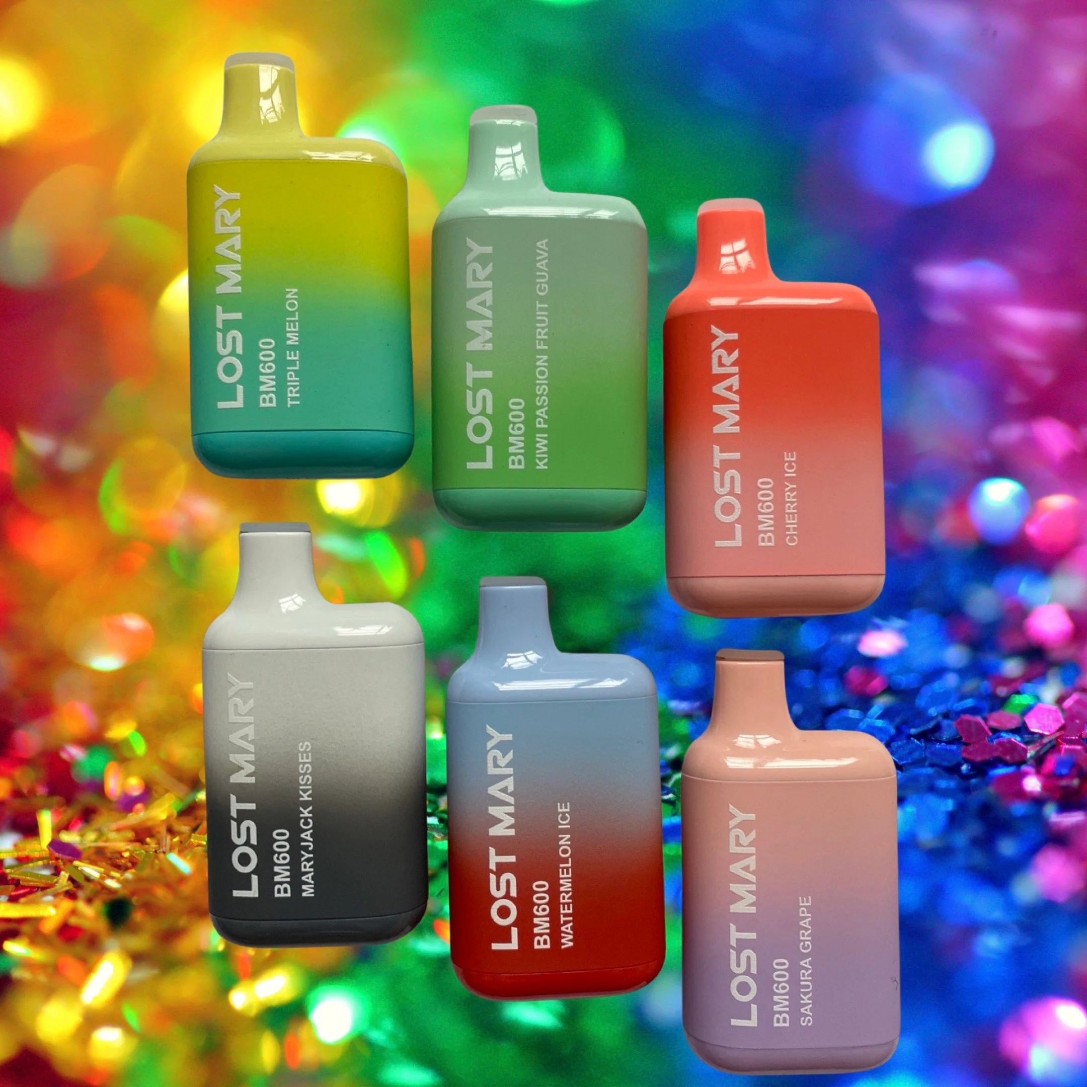 Ręka trzymająca kartę kredytową nad ekranem laptopa z symbolem niskiej ceny lub rabatu.