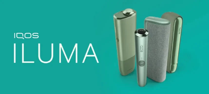 Detektyw w kapeluszu i płaszczu trzymający lupę nad wkładami tytoniowymi HEETS i TEREA na stole.