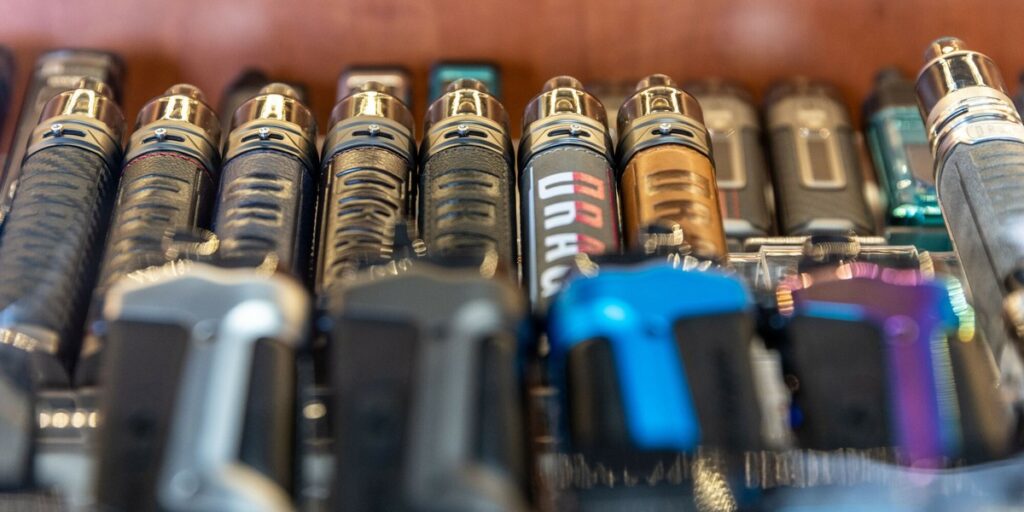 jednorazowe e-papierosy hurt,dostawcy jednorazówek,handel e-papierosami,ryzyka hurtowe vape,akcyza jednorazówki