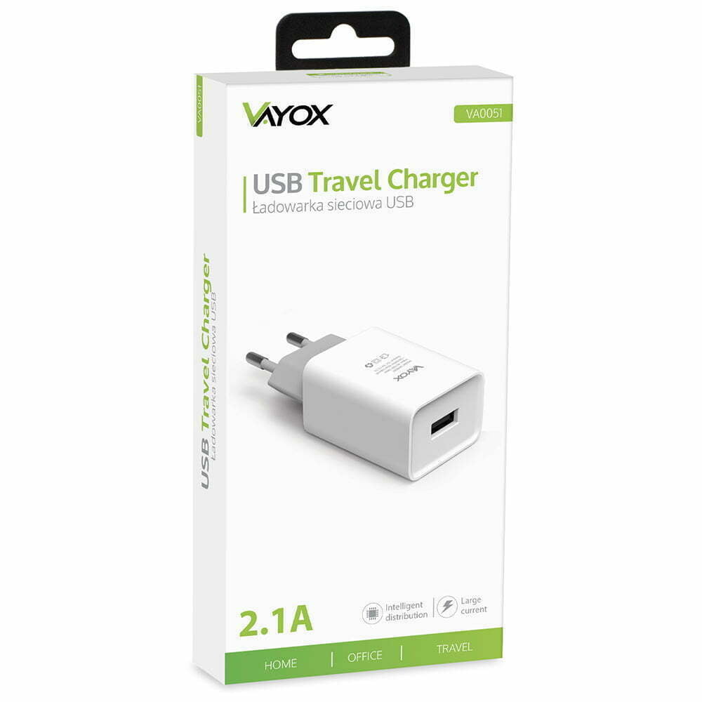 Mocne zbliżenie na port USB-C w e-papierosie Fizzy Twins, widoczny kurz, włókna i brud blokujące otwór.