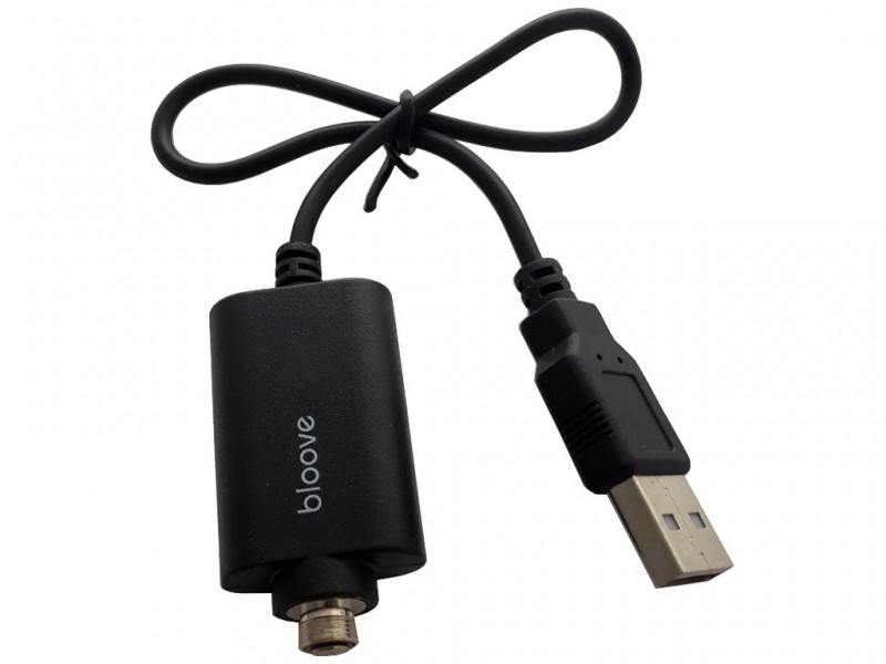 E-papieros jednorazowy z wyraźnie widocznym portem USB-C na spodzie lub boku, symbolizujący możliwość wielokrotnego ładowania baterii.